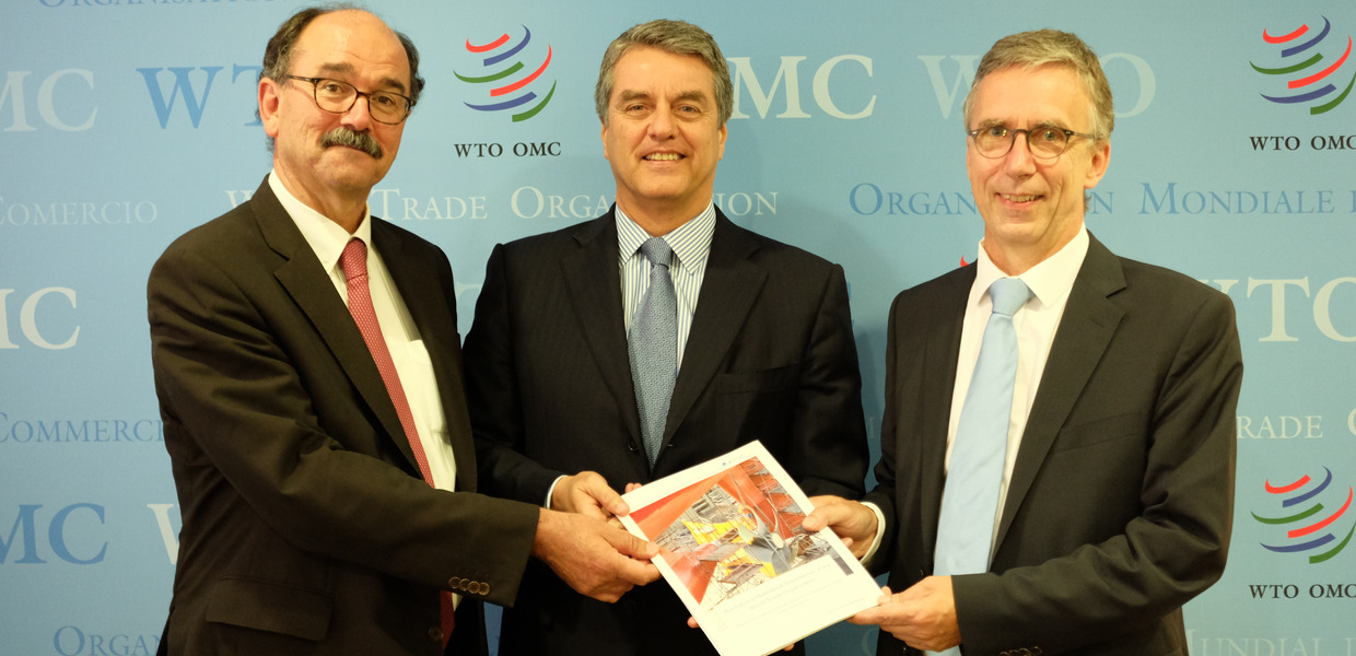 (© Archiv Bertelsmann Stiftung) Bernard Hoekman and Andreas Esche handing over the Report of the Expert Board to DG Roberto Azevêdo