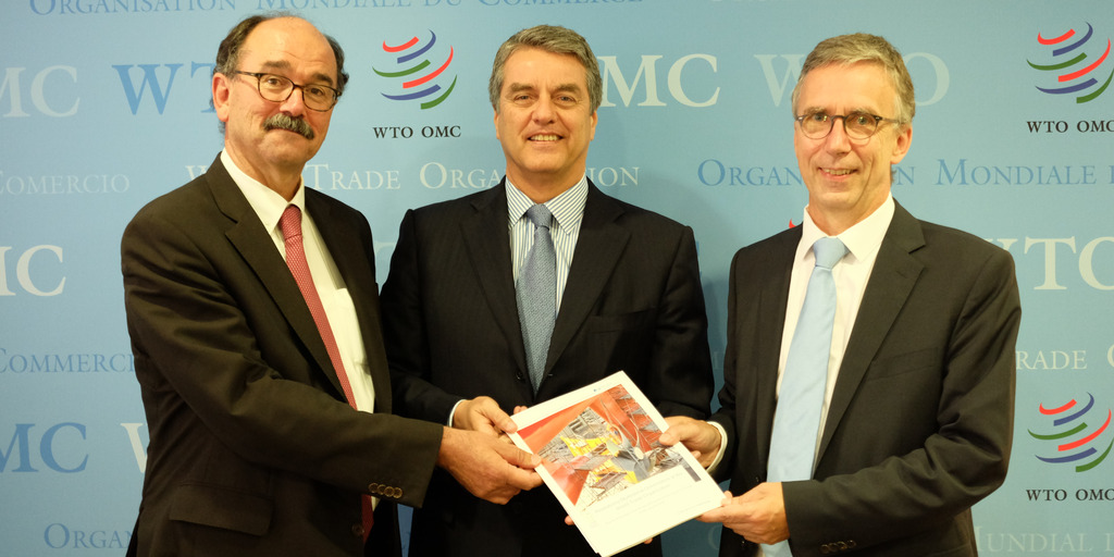 Bernard Hoekman and Andreas Esche handing over the Report of the Expert Board to DG Roberto Azevêdo