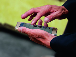 Pixabay_hands-1790059_2.jpg_ST-LK(© Biok_Pictures/Pixabay.com, Hintergrundfarbe geändert - CC0, Public Domain, https://creativecommons.org/publicdomain/zero/1.0/deed.de)