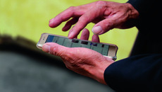 Pixabay_hands-1790059_2.jpg_ST-LK(© Biok_Pictures/Pixabay.com, Hintergrundfarbe geändert - CC0, Public Domain, https://creativecommons.org/publicdomain/zero/1.0/deed.de)