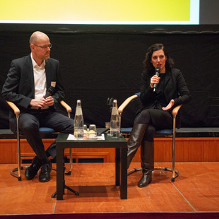 Im Gespräch von links: Dr. Kai Unzicker/Bertelsmann Stiftung und Prof. Dr. Naika Foroutan/Direktorin des Berliner Instituts für Integrations- und Migrationsforschung (BIM) der Humboldt Universität zu Berlin.