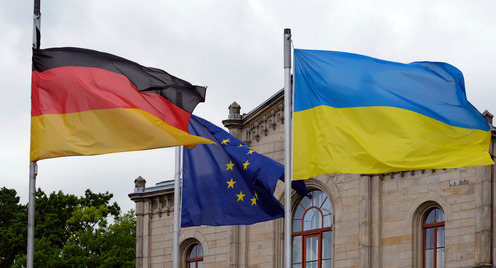 Deutsche, Europäische und Ukrainische Flagge vor einem Gebäude