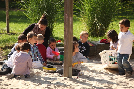 Spielende Kinder im Sandkasten