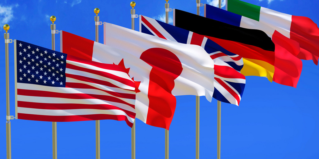 Flaggen der G7 Staaten vor blauem Himmel