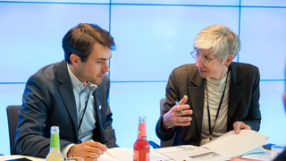 Zwei Mitglieder des Soundingboards in einer Diskussion