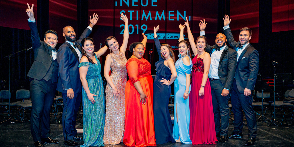 The finalists of NEUE STIMMEN 2019 (from left): Long Long, Jamez McCorkle, Natalia Tanasii, Slávka Zámečníková, Nombulelo Yende, Enkeleda Kamani, Anna El-Khashem, Hélène Carpentier, Bongani Kubheka and Domen Križaj.