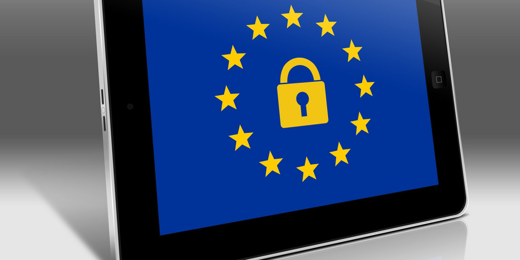 Ein Tablet zeigt die EU-Flagge mit einem Sicherheitsschloss zwischen den Sternen