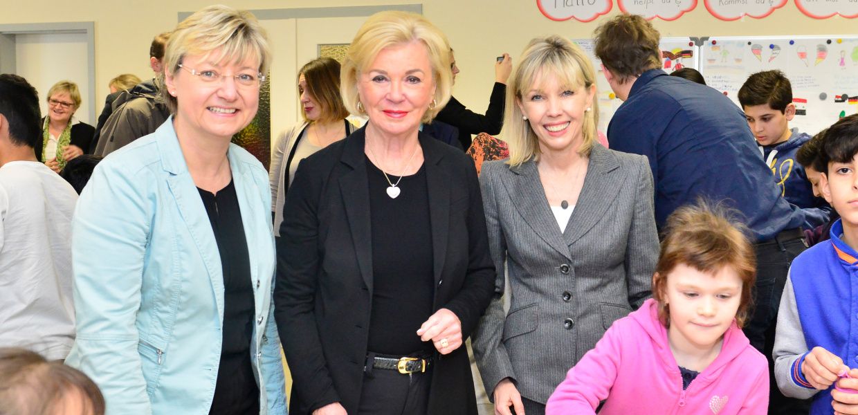 (© Tom Figiel) Frauke Heiligenstadt, niedersächsische Kultusministerin, Liz Mohn, stellvertretende Vorstandsvorsitzende der Bertelsmann Stiftung, und Doris Schröder-Köpf, Landesbeauftrage für Migration und Teilhabe, mit Kindern des Flüchtlings-Erstaufnahmelagers Fr