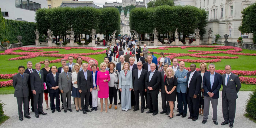 Gruppenbild mit Liz Mohn, Wolfgang Schüssel und Teilnehmern des Salzburger Trilogs