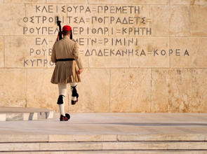 Wachabloesung_Griechisches_Parlament_5180684011_351fd774e4_o.jpg(© llee_wu / Flickr - CC BY-ND 2.0, https://creativecommons.org/licenses/by-nd/2.0/)