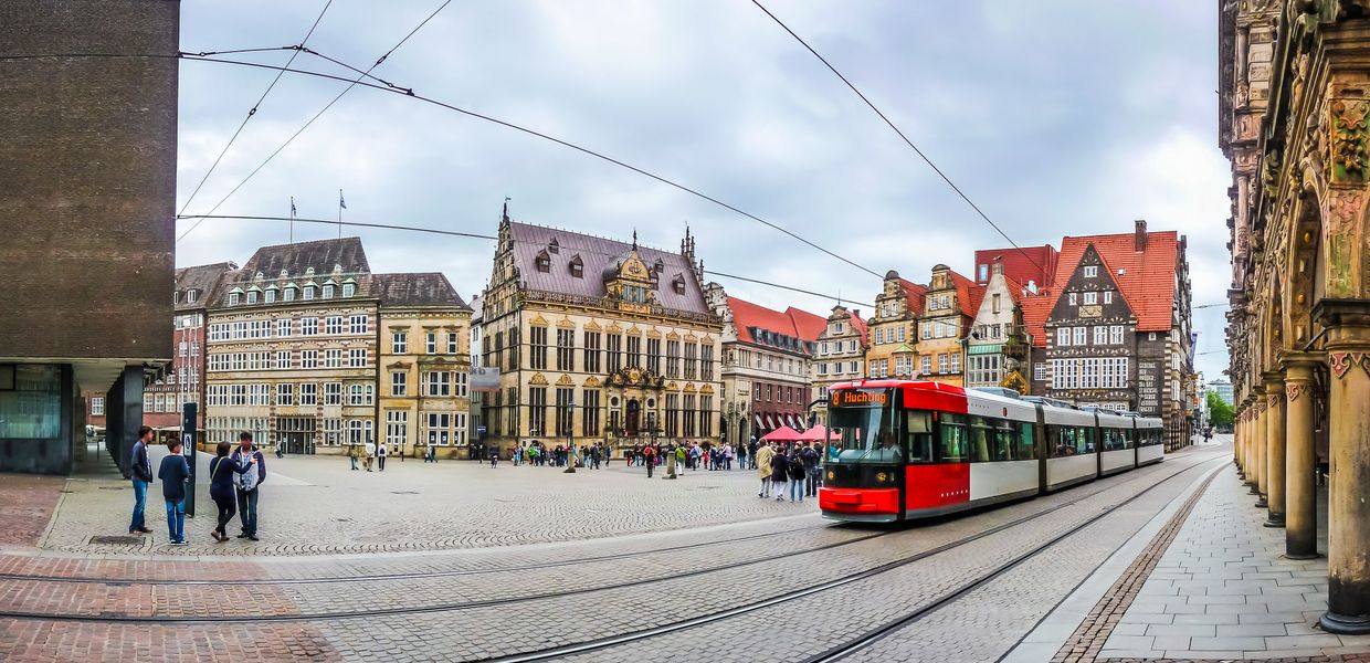 (© Shutterstock / canadastock) Straßenszene Bremen