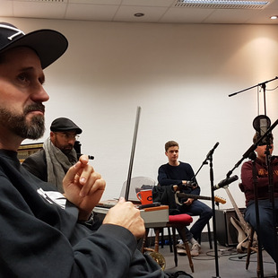 Rapper Spax diskutiert mit Jugendlichen