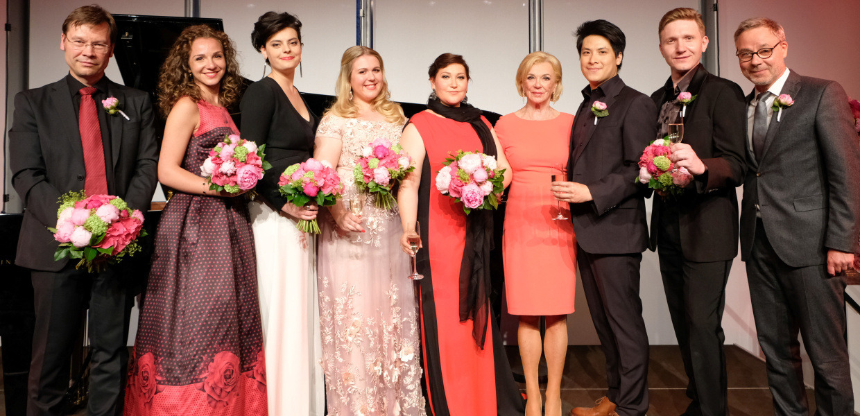 (© Peter Adamik) Gruppenbild der Sänger, des Pianisten und des Moderators des Preisträgerkonzerts mit Liz Mohn, Präsidentin der NEUEN STIMMEN.