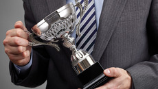 Geschaeftsmann-mit-Pokal.jpg(© Brian A Jackson / shutterstock)