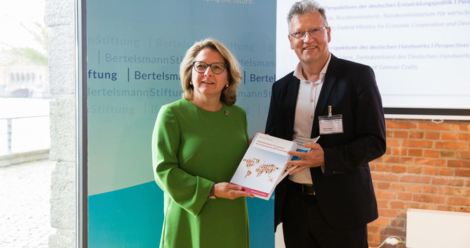 Ulrich Kober von der Bertelsmann Stiftung übergibt die Abschlusspublikation „Fachkräftemigration fair gestalten durch transnationale Skills Partnerships“ an die Bundesministerin für wirtschaftliche Zusammenarbeit und Entwicklung Svenja Schulze