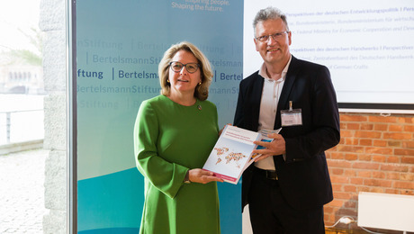 Ulrich Kober von der Bertelsmann Stiftung übergibt die Abschlusspublikation „Fachkräftemigration fair gestalten durch transnationale Skills Partnerships“ an die Bundesministerin für wirtschaftliche Zusammenarbeit und Entwicklung Svenja Schulze