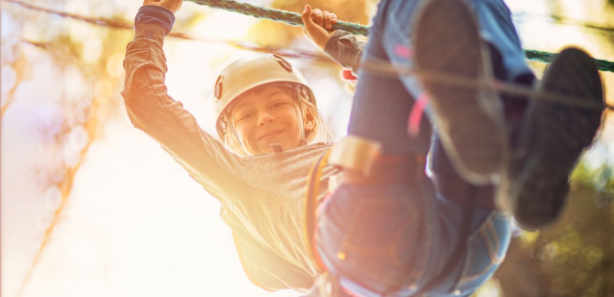 (© Getty Images/iStockphoto/Imgorthand) Mädchen im Kletterpark