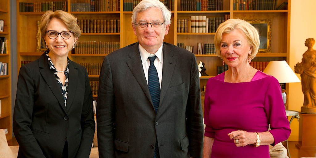 Die französische Botschafterin Anne-Marie Descôtes, BNP-Paribas-Präsident Jean Lemierre und die stellvertretende Vorstandsvorsitzende der Bertelsmann Stiftung Liz Mohn posieren in der französischen Botschaft in Berlin für ein Foto.