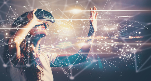 Junge Frau mit VR-Brille