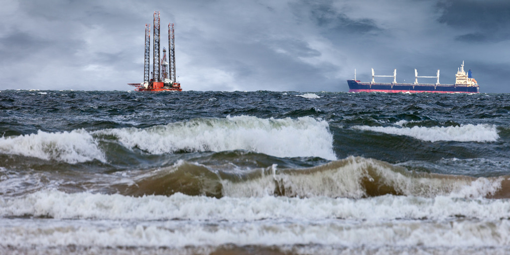 [Translate to English:] Schiffe auf dem Meer mit Bohrtürmen im Hintergrund