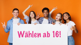 Gruppe Teenager mit Schild Wählen ab 16