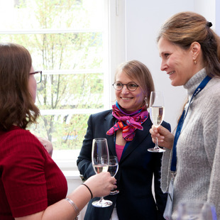 3 Frauen unterhalten sich bei einem Glas Prosecco
