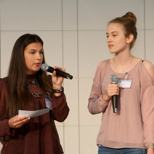 Statement von Lejla Dokso (li.) und Lea Leidig (beide JugendExpert:innenTeam)