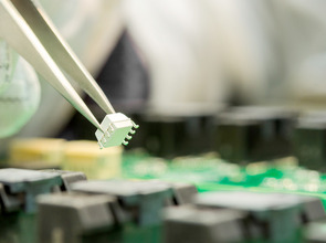 bestellt am 30.08.2014 für den Relaunch Webseite; + zusätzliche Mehrplatzlizenz; 
Female hand in ESD gloves holding tweezers and assembling white microchip on printed circuit board(© Sergey Kuznetsov / 123RF)