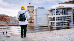 Junge Frau schaut auf das Reichstagsgebäude