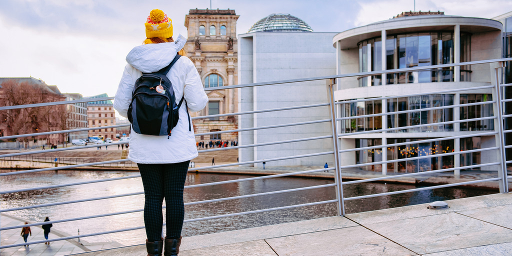 Junge Frau schaut auf das Reichstagsgebäude