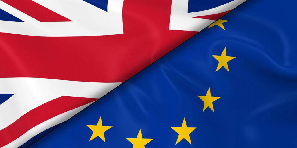 Die Union Flag, die Flagge Großbritanniens, und eine EU-Flagge liegen übereinander und überschneiden sich, sodass jeweils ein dreieckiger Ausschnitt der Flaggen zu sehen ist.