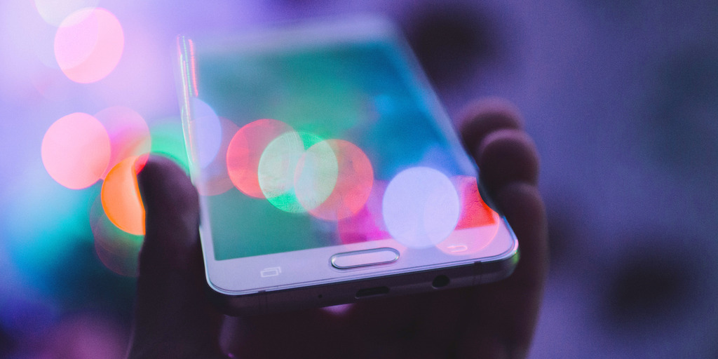 Eine Person hält ein Smartphone in der Hand.