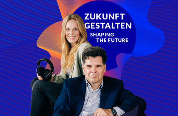 Malva Sucker und Jochen Arntz, die Moderator:innen unseres Podcasts "Zukunft gestalten", vor dem Logo des Podcasts.