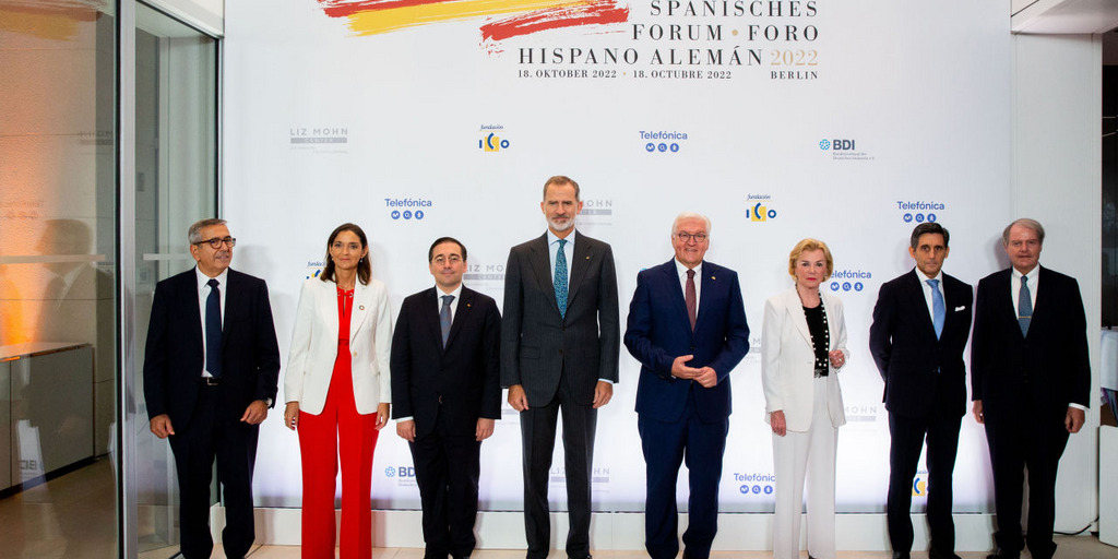 Gruppenfoto vom Deutsch-Spanischen Forum, unter anderem mit Liz Mohn, Bundespräsident Frank-Walter Steinmeier und dem spanischen König Felipe IV.