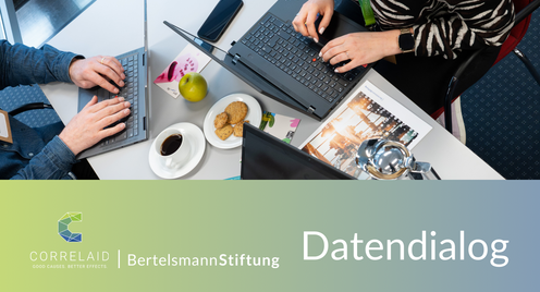 zwei Personen, die an einem Tisch an ihren Laptops arbeiten