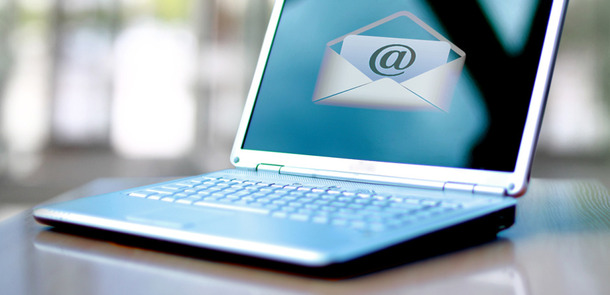 Notebookdisplay mit einem Briefumschlag