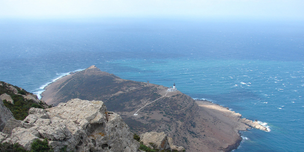 Blick von einem Berg der tunesischen Halbinsel Kap Bon auf Teile der Insel und das sie umgebende Mittelmeer.
