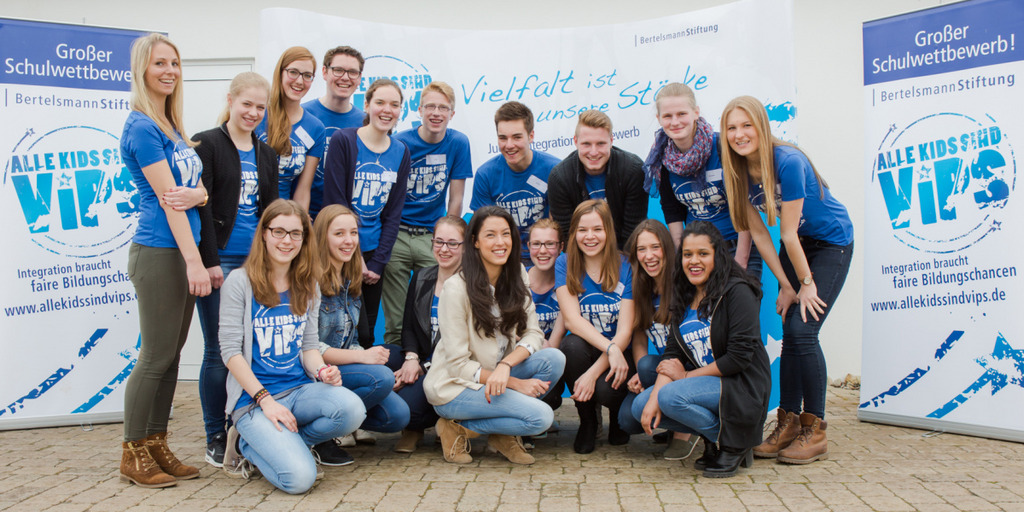 Gruppenbild: Rebecca Mir mit Schülerinnen und Schülern des Projekts „Gesichter meiner Stadt“ in Osnabrück. 