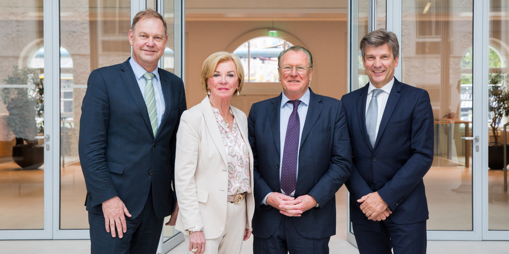 [Translate to English:] Gruppenbild mit Art de Geus, Liz Mohn, Werner Bauer und Ralph Heck.