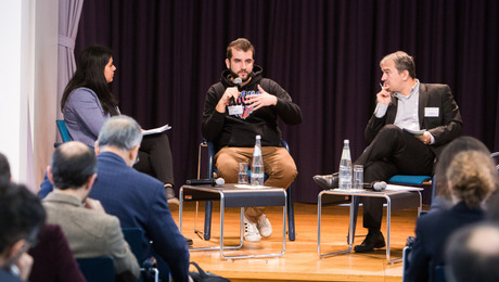 Drei Menschen in einer Diskussion.