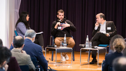 Drei Menschen in einer Diskussion.