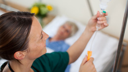 Krankenschwester bearbeitet Infusion eines Patienten