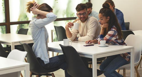 Gruppe junger Menschen im Büro