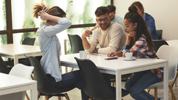 Gruppe junger Menschen im Büro