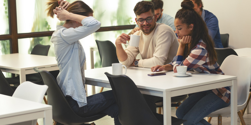 Gruppe junger Menschen im Büro