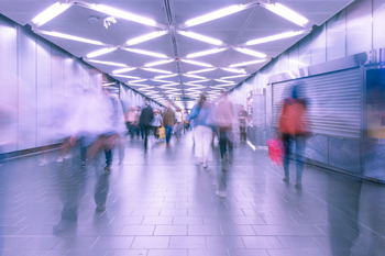Menschen laufen zu einer U-Bahn-Station