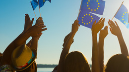Hände in der Luft mit Europaflagge