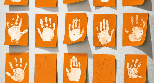 Zettel mit Abdruck von Kinderhänden