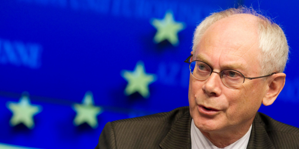Herman van Rompuy vor der Europaflagge