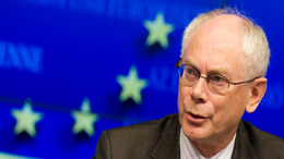 Herman van Rompuy vor der Europaflagge